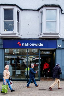 Epsom Surrey, İngiltere, Nisan 02 2024, Yürürken İnsanların Geçtiği Ülke Binası Topluluğunun Ana Cadde Şubesi