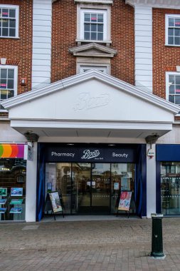 Epsom Surrey, İngiltere, Nisan 02 2024, Boots Eczane Perakende Perakende zinciri mağaza girişi Dış bina