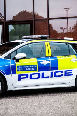Epson, Surrey, İngiltere, 4 Ağustos 2024, Metropolitan Polis Aracı Epsom Hastanesi 'nin önüne park etti.