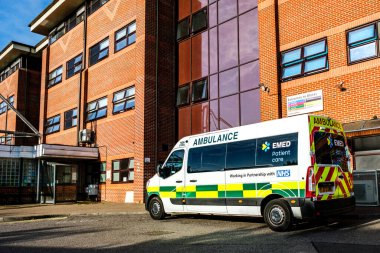 Epsom, Surrey, İngiltere, 5 Ağustos 2024, EMED NHS Müteahhiti Ambulans Epsom Hastanesinin önüne park etti.