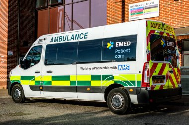 Epsom, Surrey, İngiltere, 5 Ağustos 2024, EMED NHS Müteahhiti Ambulans Epsom Hastanesinin önüne park etti.
