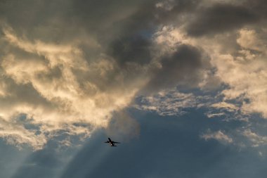 Hava Kafesi Akşam Güneşi Bulutları 'na tırmanırken