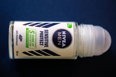 Londra İngiltere, Nisan 07, 2025, Nivea Erkekler İçin Hassas Deodorant Üzerine Yuvarlanıyor