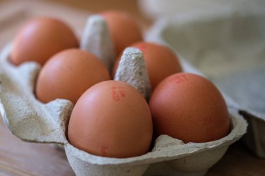 Londra İngiltere, 7 Nisan 2025, 6 büyük çiğ yumurta kutusuz