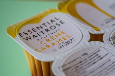 Londra İngiltere, 8 Nisan 2025, Waitrose Krem karamel tatlısı