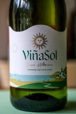 Londra İngiltere, 8 Nisan 2025, Bir şişe VinaSol İnsansız Beyaz Şarap