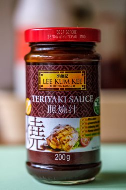 Londra İngiltere, 8 Nisan 2025, İnsansız Teriyaki Yemek Pişirme Sosu