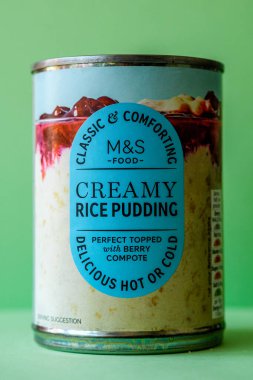 Londra İngiltere, 11 Nisan 2025, Konserve M & S Marks ve Spencer Klasik Kremalı Ric Pudding Tatlısı İnsansız