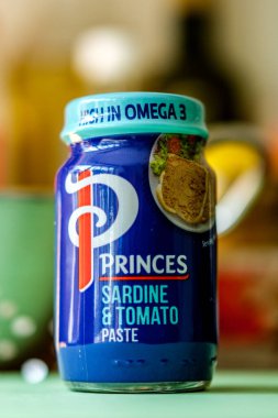 Londra İngiltere, 12 Nisan 2025, Sardalya ve Domates Ezmesi İnsansız Dağılıyor