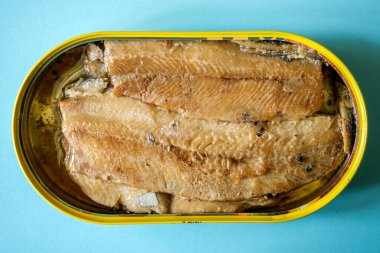 Londra İngiltere, 12 Nisan 2025, Ayçiçeği yağında John West Kippers 'ın Teneke Kutusu İnsansız