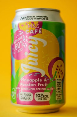 Londra İngiltere, 13 Nisan 2025, Marks ve Spencer Sulu Ananas ve Tutku Meyveli Köpüklü Bahar Suyu İçeceği