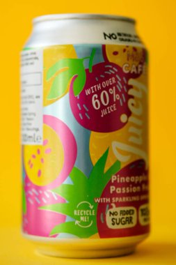 Londra İngiltere, 13 Nisan 2025, Marks ve Spencer Sulu Ananas ve Tutku Meyveli Köpüklü Bahar Suyu İçeceği