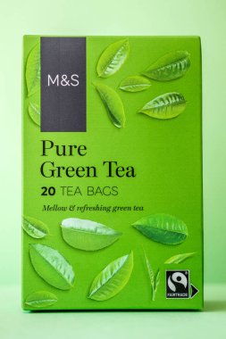 Londra İngiltere, 17 Nisan 2025, Marks Kutusu ve Spencer Saf Yeşil Çay Torbası