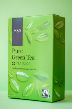 Londra İngiltere, 17 Nisan 2025, Marks Kutusu ve Spencer Saf Yeşil Çay Torbası