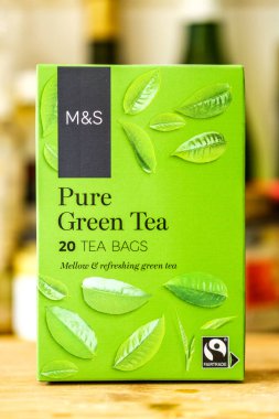 Londra İngiltere, 17 Nisan 2025, Marks Kutusu ve Spencer Saf Yeşil Çay Torbası