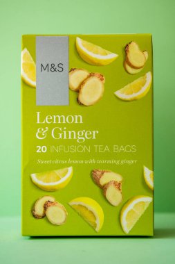 Londra İngiltere, 17 Nisan 2025, Marks ve Spencer Lemon Kutusu ve Ginger Infüzyon Çay Torbası