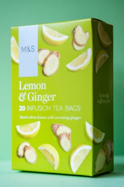 Londra İngiltere, 17 Nisan 2025, Marks ve Spencer Lemon Kutusu ve Ginger Infüzyon Çay Torbası