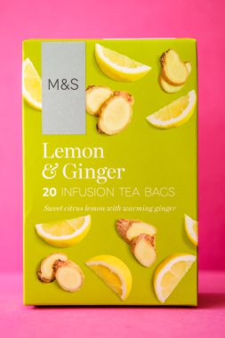 Londra İngiltere, 17 Nisan 2025, Marks ve Spencer Lemon Kutusu ve Ginger Infüzyon Çay Torbası