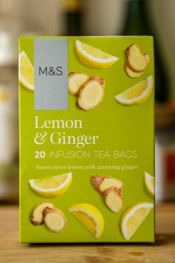 Londra İngiltere, 17 Nisan 2025, Marks ve Spencer Lemon Kutusu ve Ginger Infüzyon Çay Torbası