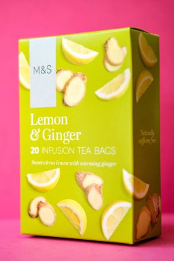 Londra İngiltere, 17 Nisan 2025, Marks ve Spencer Lemon Kutusu ve Ginger Infüzyon Çay Torbası