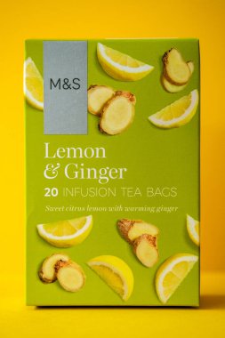 Londra İngiltere, 17 Nisan 2025, Marks ve Spencer Lemon Kutusu ve Ginger Infüzyon Çay Torbası