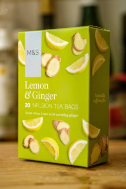 Londra İngiltere, 17 Nisan 2025, Marks ve Spencer Lemon Kutusu ve Ginger Infüzyon Çay Torbası