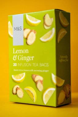 Londra İngiltere, 17 Nisan 2025, Marks ve Spencer Lemon Kutusu ve Ginger Infüzyon Çay Torbası