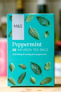 Londra İngiltere, 17 Nisan 2025, Marks Kutusu ve Spencer Nane Şekeri Tazeleyen Çay Torbası