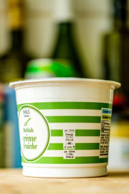 Londra İngiltere 18 Nisan 2025, Marks and Spencer Tub of British Creme Fraiche