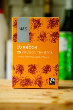 Londra İngiltere 18 Nisan 2025, Marks Kutusu ve Spencer Rooibos Kafeinsiz Çay Torbası