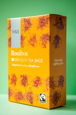 Londra İngiltere 18 Nisan 2025, Marks Kutusu ve Spencer Rooibos Kafeinsiz Çay Torbası