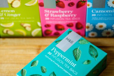 Londra İngiltere, 20 Nisan 2025, Organik Marklar ve Spencer Nane Şekerli Çay Paketleri
