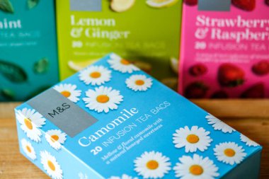 Londra İngiltere, 20 Nisan 2025, Organik Marklar Seçimi ve Papatya çayı poşetleri