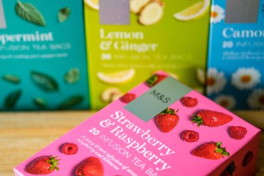 Londra İngiltere, 20 Nisan 2025, Organik Marklar ve Çilekli Spencer Çay Torbası ve Ahududu