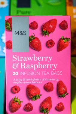 Londra İngiltere, 20 Nisan 2025, Strawberry ve Raspberry Marks ve Spencer Organik Çay Torbası