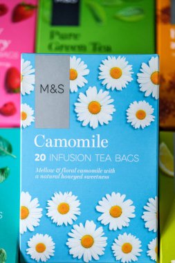 London UK, 20 Nisan 2025, Camomile Organik Marks ve Spencer Bitki Çayı