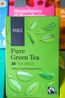 Londra İngiltere, 20 Nisan 2025, Saf Yeşil Çay Markı ve Spencer Organik Çay Torbası