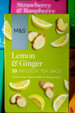 Londra İngiltere, 20 Nisan 2025, Lemon ve Ginger Marks ve Spencer Organik Çay Torbası