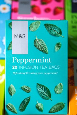 Londra İngiltere, 20 Nisan 2025, Peppermint Marks ve Spencer Organik Çay Torbası