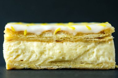 Londra İngiltere, 22 Nisan 2025, Single Fresh Vanilla Cream Slice Karşısında Siyah Arkaplan
