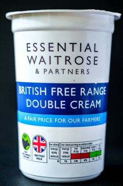 Londra İngiltere, 22 Nisan 2025, Karton Temel Waitrose İngiliz Çift Kremalı Süt Ürünleri
