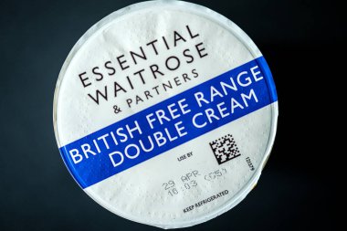 Londra İngiltere, 22 Nisan 2025, Karton Temel Waitrose İngiliz Çift Kremalı Süt Ürünleri