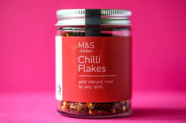 Londra İngiltere, 23 Nisan 2025, Marks ve Spencer Baharatlı Biberler Pişirme Malzemeleri