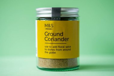 Londra İngiltere, 23 Nisan 2025, Marks ve Spencer Yerden Kişniş Yemekleri İçi