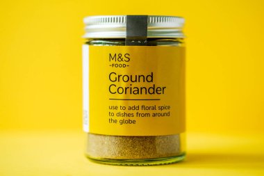 Londra İngiltere, 23 Nisan 2025, Marks ve Spencer Yerden Kişniş Yemekleri İçi