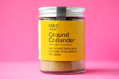 Londra İngiltere, 23 Nisan 2025, Marks ve Spencer Yerden Kişniş Yemekleri İçi