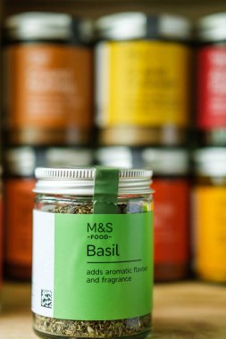 Londra İngiltere, 23 Nisan 2025, Marks ve Spencer Kurutulmuş Aromatik Basil Yemek Malzemeleri