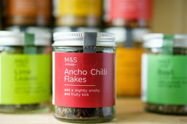 Londra İngiltere, 23 Nisan 2025, Marks ve Spencer Ancho Chli Flakes Yemek Malzemeleri