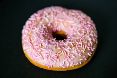 Londra İngiltere, 24 Nisan 2025, Tek Pembe Donutlu Tatlı Atıştırmalık
