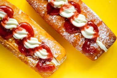 Londra İngiltere, 24 Nisan 2025, Reçel ve Krema Doldurulmuş Lezzetli Donutlar